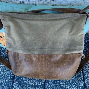 Rough&Tumble City Safari with double zip. GUC. Priced to sell.